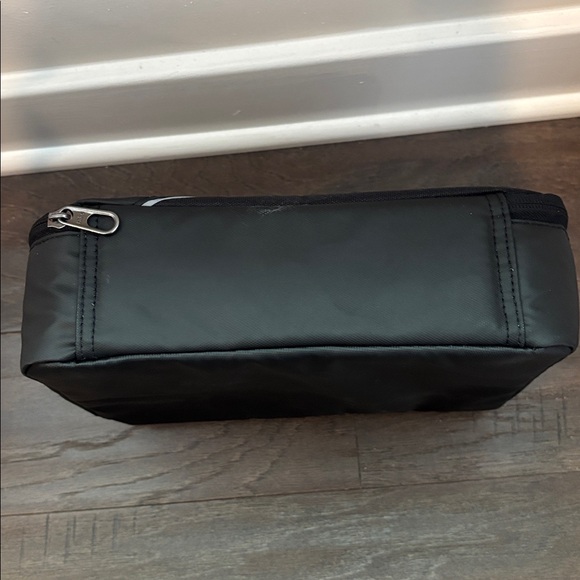 Nike Insulated Lunch bag,coated lining,fabric durable exterior,secure zip top - Picture 5 of 11